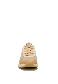 Beige Sneaker mit einer Mischung aus strukturiertem Stoff und Wildleder, runder Zehenform, schlanken Schnürsenkeln und einer gepolsterten Sohle mit leichter Erhöhung.