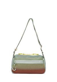 Borsa a spalla in rete con motivo a gradiente in verde e arancione. Presenta una chiusura con zip, una tracolla regolabile e un dettaglio del logo sul lato.