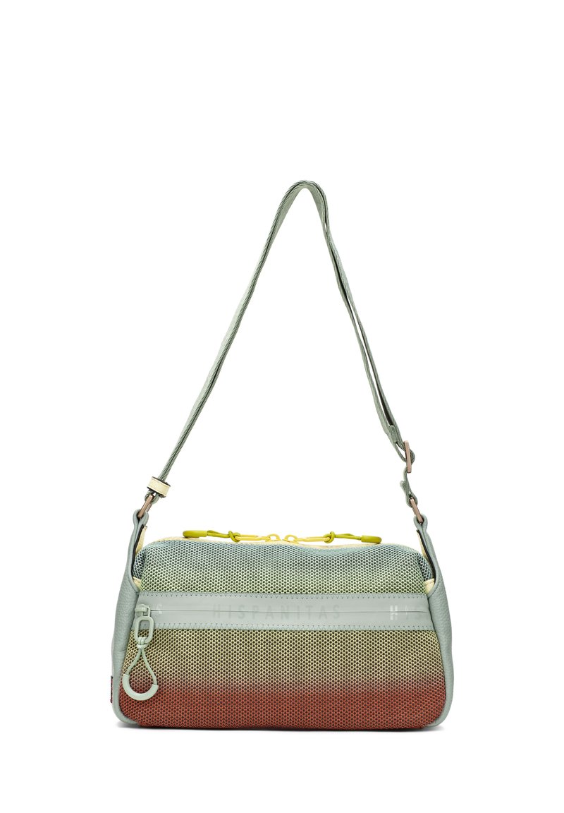 Borsa a spalla in rete con motivo a gradiente in verde e arancione. Presenta una chiusura con zip, una tracolla regolabile e un dettaglio del logo sul lato.