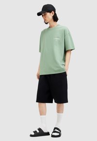 AllSaints ACCESS CREW - Apdrukāts T-krekls - shamrock green