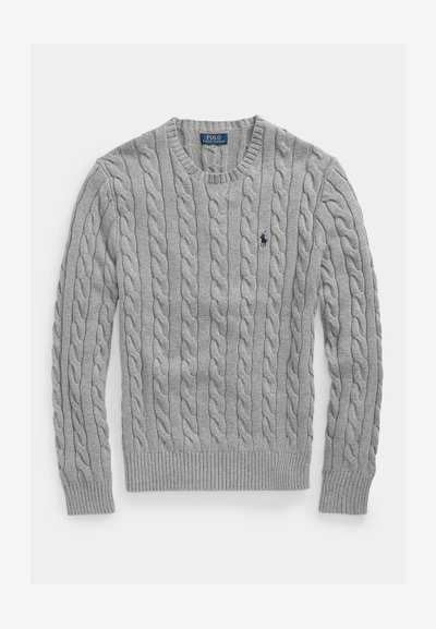 Pilkas megztas švarkas su apvalia iškirpte, raukšlėtu apačiu ir rankogaliais, krūtinėje yra mažas išsiuvinėtas logotipas. Audinys atrodo minkštas ir šiltas.