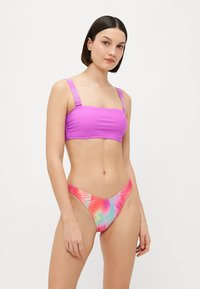 Vijolična bikinijska zgornji del z nastavljivimi naramnicami, v kombinaciji z večbarvnim tie-dye bikinijskim spodnjim delom. Gladek material z fitted obliko.
