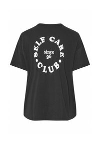 Schwarzes T-Shirt mit kurzen Ärmeln und weißem Text auf der Rückseite, der in einem kreisförmigen Design „SELF CARE CLUB since 96“ lautet.