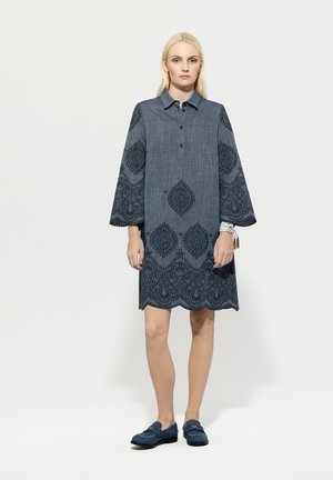 MIT STICKMUSTER - Shirt dress - blue denim