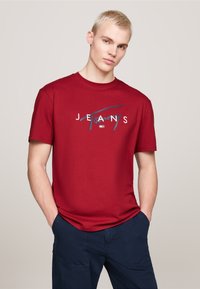Tommy Jeans SIGNATURE TWIST TEE UNISEX - Tričko s potlačou - regatta red