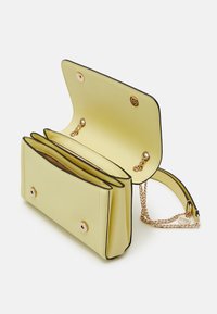 Guess NOELLE CONVERTIBLE - Torba preko tijela - pale yellow