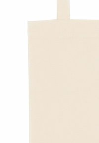 Beige canvas tote bag met twee stevige handvatten, rechthoekige vorm, gestructureerd oppervlak en geen zichtbare patronen of hardwaredetails.