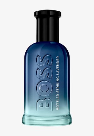 Flacon de parfum en verre avec un dégradé bleu transparent, bouchon noir, embossé du mot « BOSS » et étiquette « BOTTLED STRIKING LAVENDER » sur le devant.