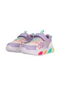 Baskets de sport violettes et blanches avec une tige en maille à motifs, une sangle Velcro et des accents colorés sur la semelle en rose, vert et bleu.