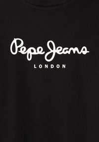 Černá mikina s výrazným bílým logem a kurzívou napsaným "Pepe Jeans" a "LONDON" pod ním tučným písmem. Viditelná textilie z bavlny.