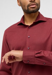 Eterna FLANELLHEMD - MODERN FIT - Camicia elegante - dunkelrot