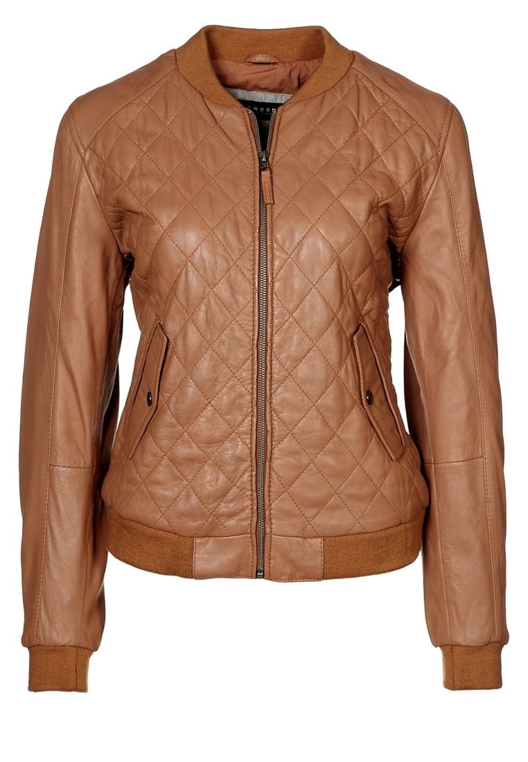 Giacca bomber in pelle color cuoio con trapuntatura a rombi, colletto e polsini a coste, due tasche laterali e chiusura con zip.