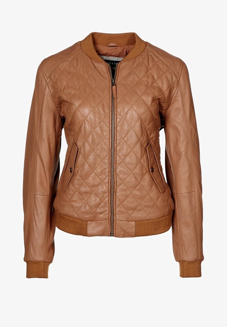 Giacca bomber in pelle color cuoio con trapuntatura a rombi, colletto e polsini a coste, due tasche laterali e chiusura con zip.