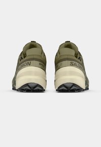 Ζευγάρι από παπούτσια trail running Salomon Speedcross 6 σε ελιά πράσινο χρώμα, εμφανιζόμενα από πίσω, με έμφαση στις επενδεδυμένες φτέρνες και τις σόλες με πέλματα.