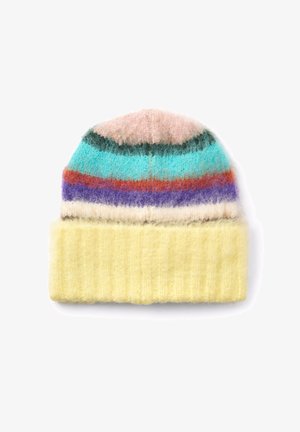 Zachte gebreide muts met brede lichtgele omslag en meerkleurige pluizige strepen in beige, groen, blauwgroen, rood, paars en crème.