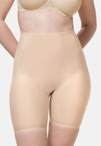 Beiget, korkeavyötäröiset muotoilevat shortsit, jotka on valmistettu sileästä, joustavasta kankaasta. Saumaton malli tarjoaa tiukan istuvuuden ja shortsit ulottuvat keskireiteen.