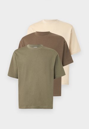 Tričko s crew neckom v olivovej zeleno, hnedej a béžovej farbe; krátke rukávy; vyrobené z bavlnenej tkaniny s jemnou textúrou.