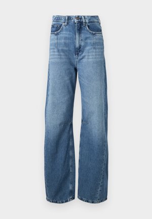 Høytlivs, lyseblå denimjeans med vide ben, lommer foran og bak, knappelukking og subtil falming på lår og knær.