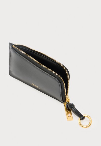 Crna kožna novčanik s zlatnim patentnim zatvaračem, pravokutnog oblika, s prstenom za ključeve i utisnutim logotipom na prednjoj strani. Unutrašnjost je također crna.