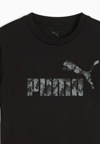 Mustan puuvillapaidan, jossa on teksturoitu harmaa savustussarja. Sisältää voimakkaan "PUMA" -logon ja harmaan hyppivän puuman grafiikan.