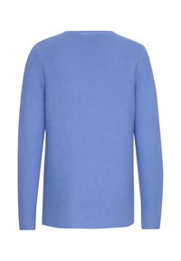 Suéter de manga larga en tejido de canalé, con una textura suave y en un color azul claro, con escote redondo y un corte holgado sin costuras visibles.