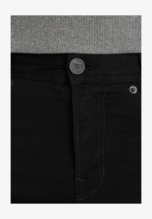 Zwarte spijkerbroek van denim met een gestructureerde afwerking, voorzien van een metalen knoop, contrasterende stiksels en standaard zakken.