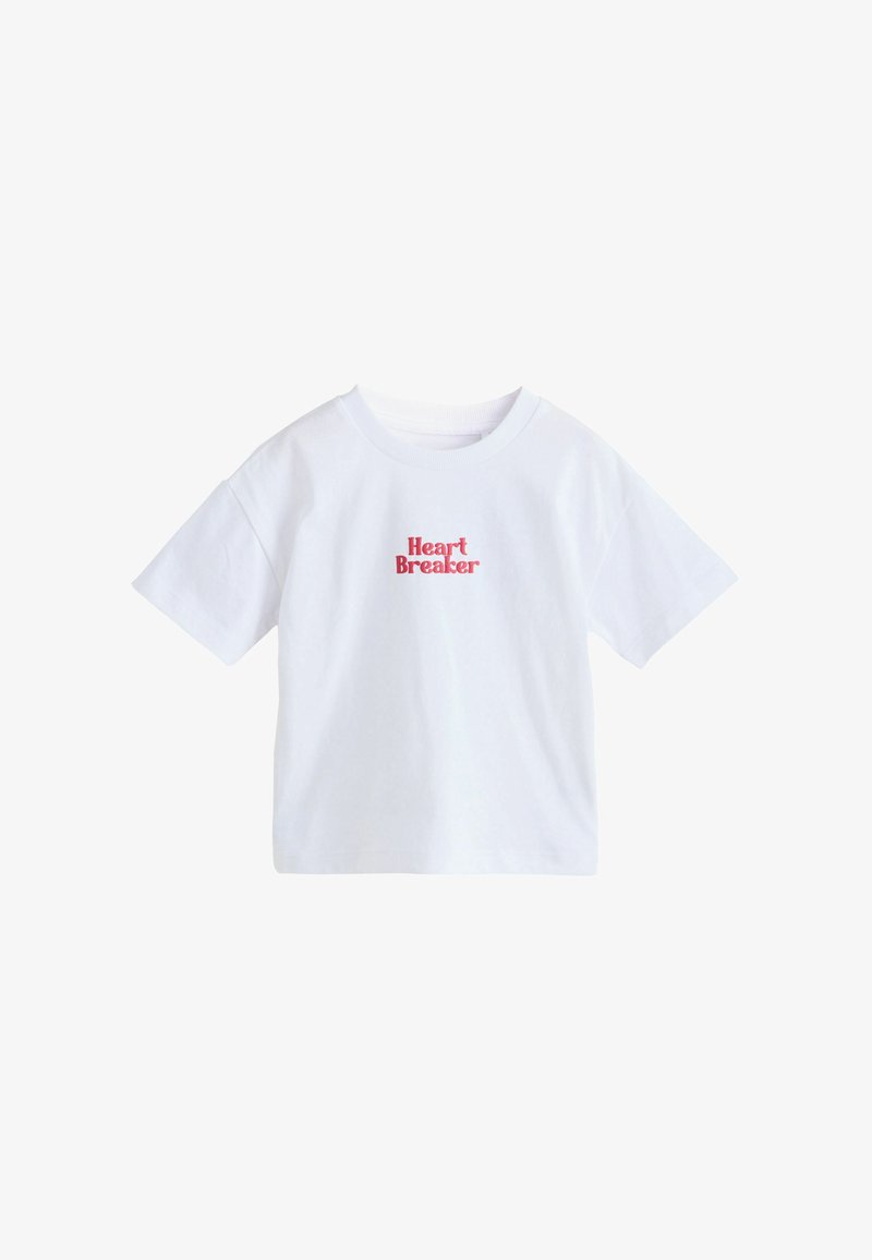 Fehér rövid ujjú póló középen a mellkason piros "Heart Breaker" felirattal, sima fehér háttér előtt bemutatva.