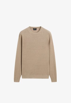 Beżowy sweter z długim rękawem i okrągłym dekoltem, z prążkowanymi mankietami i dołem, wykonany z miękkiej dzianiny, prezentowany na białym tle.