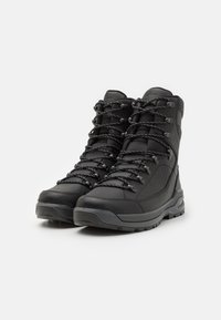 Schwarze Wanderschuhe mit hohem Knöchelstütze, strukturiertem synthetischem Material, gemusterten Akzenten, verstärkter Zehenkappe und langlebiger Gummisohle.