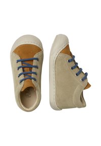 Bottines en suède de couleur beige et marron, avec des lacets bleus, une semelle en caoutchouc texturée blanc cassé et un design incurvé sans logo visible.