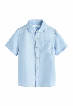 Hellblaues Kurzarmhemd mit Knöpfen, Kragen und einer einzelnen Brusttasche, präsentiert vor weißem Hintergrund.