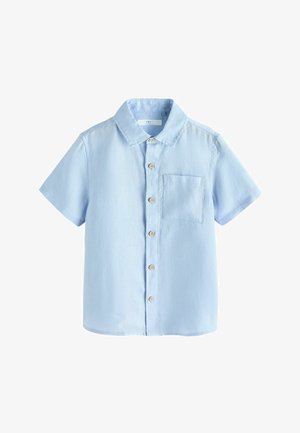 Világoskék rövid ujjú, galléros, gombos ing egyetlen mellzsebbel, fehér háttér előtt bemutatva.
