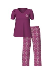 Top morado con mangas cortas abullonadas y parche decorativo en forma de diamante; pantalones a juego con un patrón floral en tonos rosa y blanco.