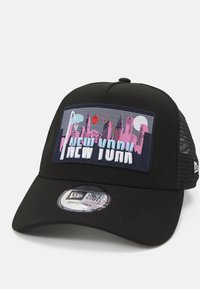 Cappello regolabile nero con un audace design ricamato dello skyline di New York in rosa, blu e bianco su una toppa rettangolare. Retro in rete.