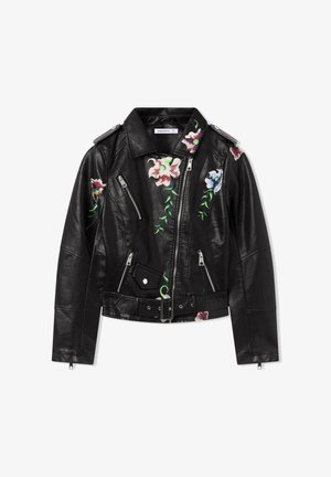 Giacca da moto in pelle nera con ricami floreali in rosa, viola e verde, dotata di tasche con zip, spalline e vita con cintura.