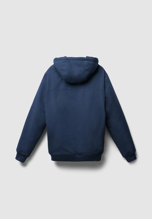Giacca con cappuccio di colore blu navy, con una texture liscia, polsini e orlo a costine. Presenta un design semplice senza loghi o decorazioni visibili.