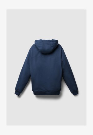 Giacca con cappuccio di colore blu navy, con una texture liscia, polsini e orlo a costine. Presenta un design semplice senza loghi o decorazioni visibili.