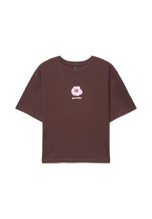 T-shirt marron à manches courtes avec un motif de fleur rose et le texte « good vibes » centré sur la poitrine.