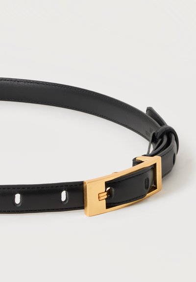 Ceinture en cuir noir avec une boucle rectangulaire en métal doré et plusieurs trous de réglage sur fond blanc.