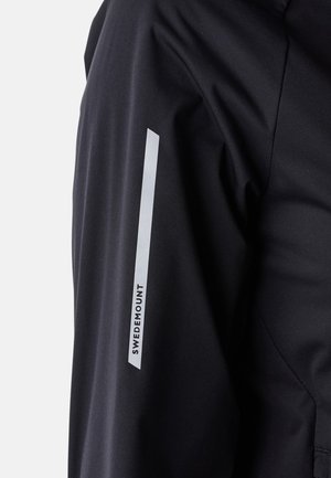 Schwarze Jacke aus glattem Material, mit einem grauen Logo und einem vertikalen Streifen am Ärmel. Minimalistisches Design mit funktionalen Details.
