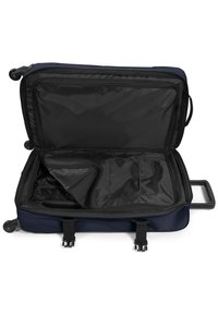 Maleta de viaje azul marino con un interior negro abierto. Cuenta con múltiples compartimentos, un asa retráctil y ruedas de fácil deslizamiento.