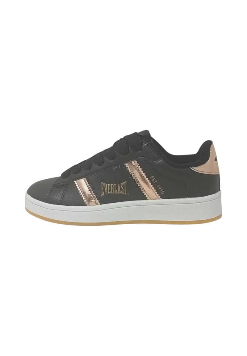 Sneaker nere basse con suola bianca, strisce oro rosa, logo "EVERLAST" e lacci neri mostrati di lato.
