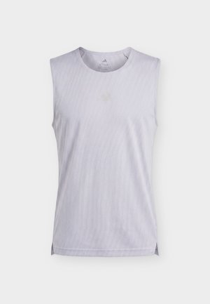 Camiseta deportiva sin mangas de color gris claro con una sutil textura vertical y pequeño logo de Adidas en el pecho, cuello redondo y aberturas laterales en el dobladillo.