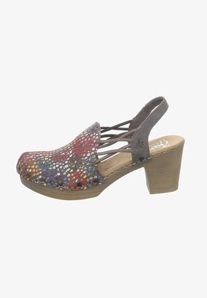 Sandale à talons multicolore avec un upper en cuir perforé, une bride arrière grise et un talon avec une texture semblable à du bois. Accentuée de clous en métal.