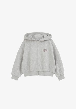 Lichtgrijze hoodie met rits, geribde manchetten en zoom, losse pasvorm en kleine rode tekst op de linkerborst.