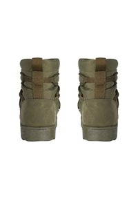 Botas altas de color verde oliva con una superficie texturizada, diseño de cordones y cuello acolchado. Costuras reforzadas y tirador en la parte posterior.