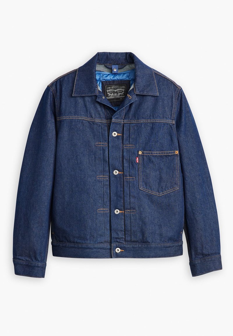 Dunkelblaue Denimjacke mit Knopfverschluss, Kragen, Brusttasche und kontrastierenden orangefarbenen Nähten. Mit einem glatten Innenfutter.