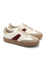 Vita lädersneakers med beiga mockadetaljer, bordeauxrand och strukturerad gummisula. Har rund tå och snörning.