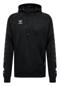 Felpa nera con cappuccio regolabile, maniche raglan, logo Hummel sul petto e motivi a strisce diagonali sulle maniche.