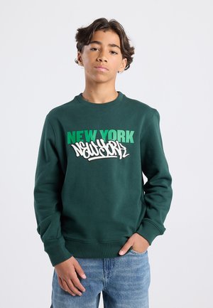 Donkergroene sweatshirt met een ronde hals, voorzien van witte en groene grafische tekst "NEW YORK". Het materiaal lijkt zacht en heeft een relaxte pasvorm.